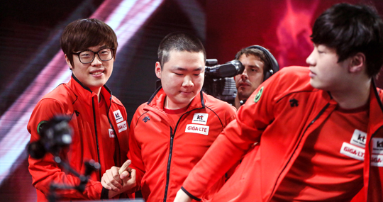 롤드컵에서 활약하는 KT 롤스터.