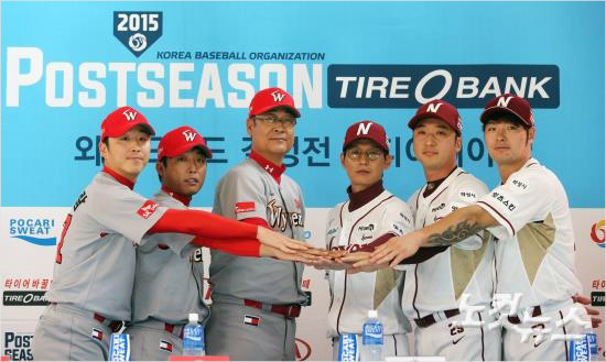 6일오후서울목동야구장에서열린프로야구포스트시즌와일드카드결정전미디어데이에참석한넥센,SK양팀감독과선수들이취재진을향해포즈를취하고있다.왼쪽부터SK정우람,조동화,김용희감독,넥센염경엽감독,이택근,박병호.(황진환기자)