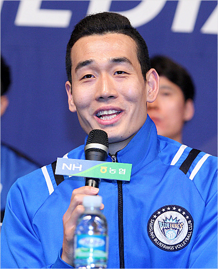 새시즌V-리그미디어데이에삼성화재를대표해참석한고희진은사회자의실수로류윤식으로소개됐다.그러자"잘생긴윤식이대신못생긴제가나와죄송하다"고너스레를떨었다.(자료사진=KOVO)