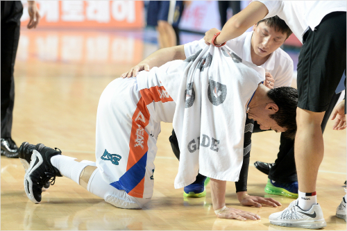인천전자랜드의정영삼이허리통증을호소하고있다(사진제공/KBL)