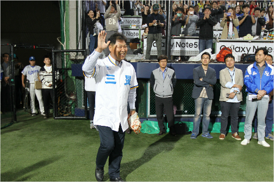 대구구장의마지막경기에시포를했던이만수.(사진=삼성라이온즈제공)
