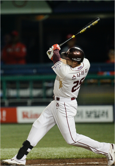 "가을이좋아요."포스트시즌만되면맹타를휘두르는브래드스나이더.(사진=넥센히어로즈제공)