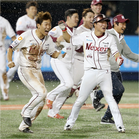 '꿈이냐,생시냐'고종욱(왼쪽),김하성(오른쪽)등넥센선수들이7일SK와와일드카드결정전1차전에서연장11회말극적인승리를거둔뒤그라운드로뛰어나와기쁨을만끽하는모습.(목동=넥센히어로즈)