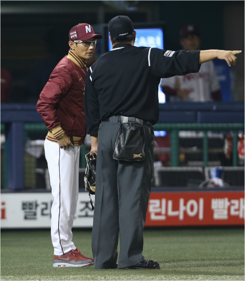 '현희맞고잡은거같은데'염경엽넥센감독이7일SK와WC1차전에서연장11회정의윤의내야안타때주심에게어필하는모습.(목동=넥센)