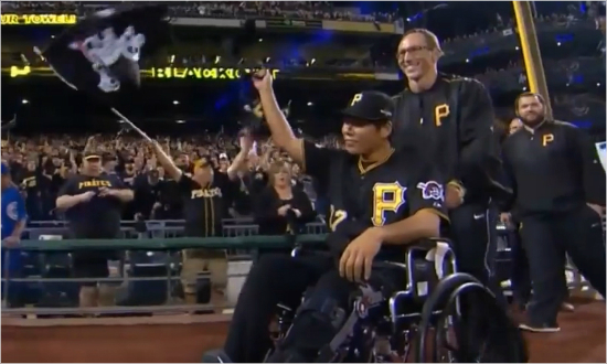 휠체어를타고PNC파크에등장한강정호.(중계화면캡처)