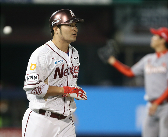 '아쉬비...'넥센박병호가7일SK와와일드카드결정전에서3회1사1루에서상대에이스김광현으로부터우익수뜬공을친뒤아쉬운표정으로타구를바라보고있는모습.(자료사진=넥센)