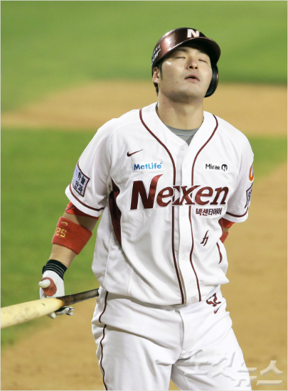 2014한국야쿠르트프로야구한국시리즈6차전에서4회삼진을당한뒤아쉬운표정을짓고있는넥센박병호.(자료사진=황진환기자)