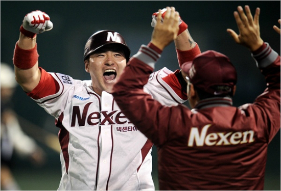 '소름이쫙~'지난2013년두산과준플레이오프5차전에서박병호가9회말투아웃에서극적인동점3점홈런을날리고포효하는모습.(자료사진=넥센)