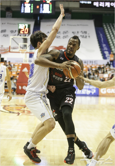 부산케이티의블레이클리가돌파를시도하고있다(사진제공/KBL)