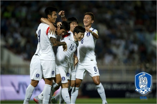구자철(왼쪽두번째)은올시즌마인츠를떠나아우크스부르크로이적한뒤빠르게자신감을회복하는동시에경기력을끌어올리며소속팀은물론,대표팀에서도좋은활약을보여주고있다.(자료사진=대한축구협회)