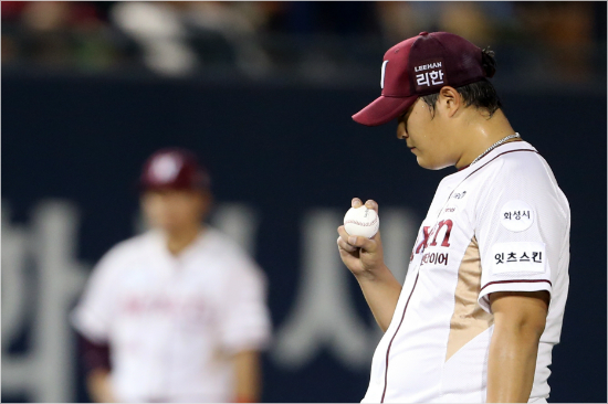 '이렇게던지면더빠를까'SK와와일드카드결정전에서오승환의전성기시절을연상케하는묵직한공을뿌렸던넥센조상우.(자료사진=넥센)