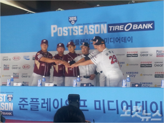 '선전합시다'두산과넥센감독,선수들이9일준플레이오프미디어데이에서손을모으고선전을다짐하고있다.(잠실=임종률기자)