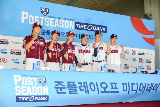 '3차전이냐,4차전이냐'두산유희관,김현수,김태형감독과넥센염경엽감독,서건창,조상우(오른쪽부터)가9일준플레이오프미디어데이에서선전을다짐하고있다.(잠실=넥센)