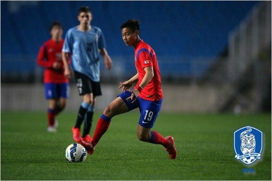 스페인스포츠지'문도데포르티보'는2009년부터스페인프리메라리가FC바르셀로나유소년팀에서훈련했던백승호가2년6개월의정식계약을통해정식데뷔를눈앞에뒀다고보도했다.(자료사진=대한축구협회)