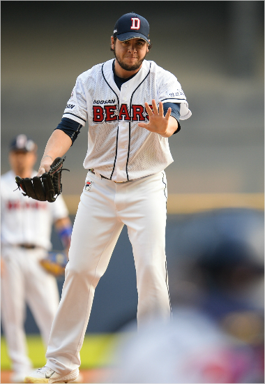 "언제든불러주세요."앤서니스와잭이준플레이오프1차전에서불펜대기한다.(사진=두산베어스제공)