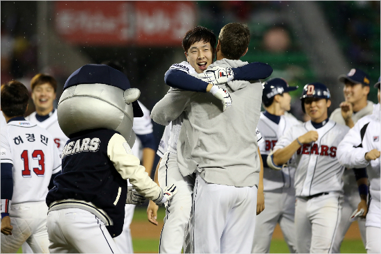 "니퍼트,나끝내줬지?"준플레이오프1차전에서끝내기안타를친박건우가더스틴니퍼트에게안기고있다.(사진=두산베어스제공)