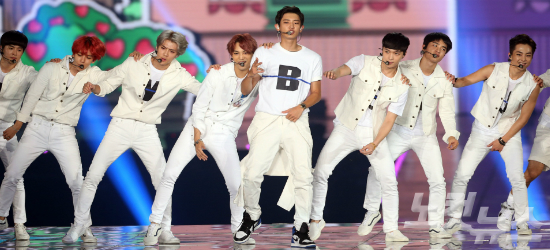 아이돌그룹엑소(EXO)가10일오후서울고척동고척스카이돔에서콘서트'2015EXO-LoveCONCERTinDOME(엑소-러브콘서트인돔)’을갖고열창을하고있다.(사진=황진환기자)