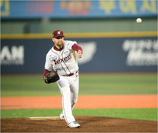 "2차전잡으러갑니다."넥센의준플레이오프2차전선발투수라이언피어밴드.(사진=넥센히어로즈제공)