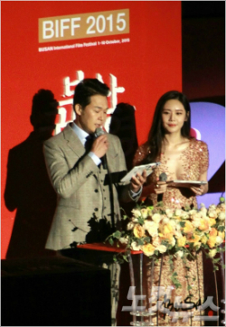 제20회부산국제영화제가10일오후6시부산해운대영화의전당에서폐막식을열고열흘동안의장정을마쳤다.사진은이날폐막식사회를맡은배우박성웅과추자현.(사진=송호재기자)