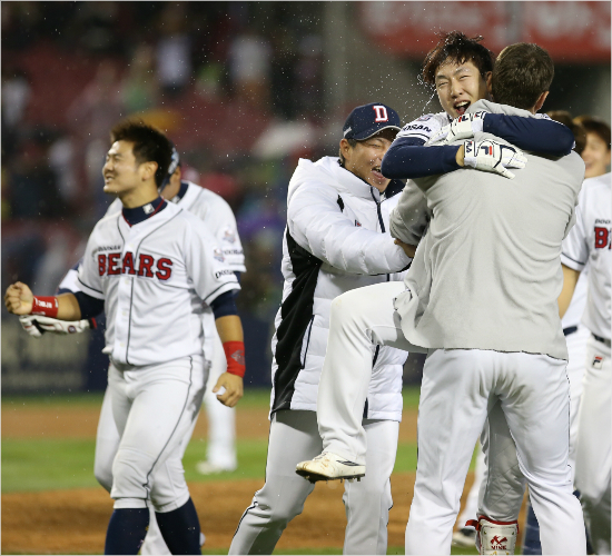 '우리도할수있다고요'10일넥센과준플레이오프1차전연장10회끝내기승리를이끈최주환(왼쪽)과박건우(오른쪽두번째)등두산선수들이기뻐하는모습.(잠실=두산)