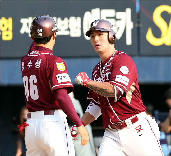 '네가갑이다'넥센박병호가10일두산과준플레이오프1차전에서6회솔로홈런을날린뒤정수성코치의축하를받는모습.(잠실=넥센)