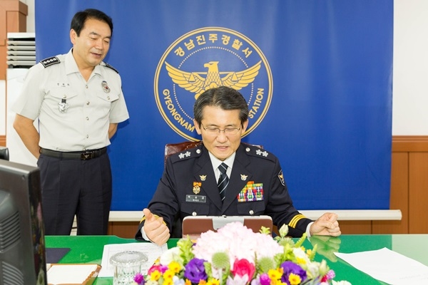 ▲백승엽경남경찰청장이휴대폰영상통화를활용한유치인면회를시연하고있다.(사진제공=경남경찰청)