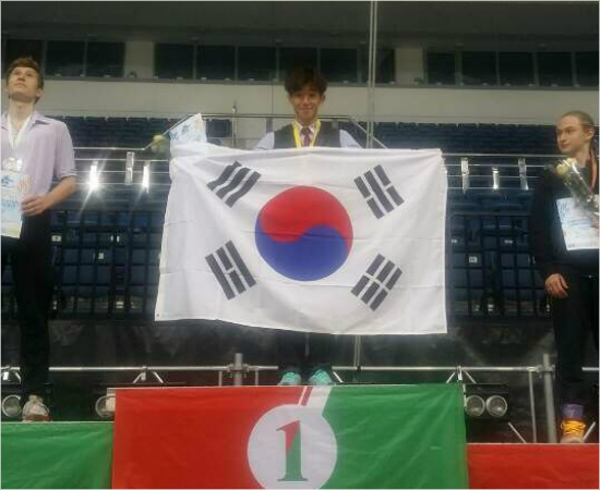 11일새벽(한국시간)열린아이스스타시상대에선김진서(가운데).(벨라루스=올댓스포츠)