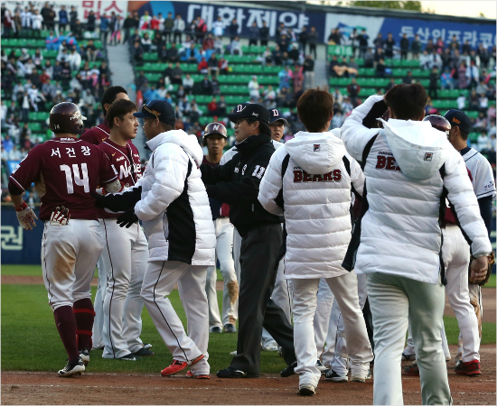 '어차피한번일어날일?'11일준플레이오프2차전에서8회그라운드대치상황을벌이고있는두산-넥센선수들.(잠실=두산)