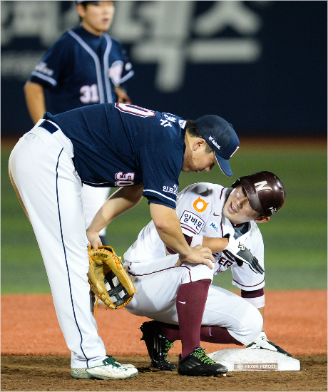 '이제무릎괜찮지?'지난9월9일대결에서두산김현수(왼쪽)가넥센서건창의무릎을만져주며얘기를나누는모습.(자료사진=두산)