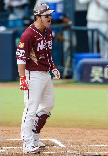 '이게스트라이크라고요?'넥센박병호가11일두산과준플레이오프2차전에서6회삼진판정을받자아쉬움을드러내는모습.(잠실=넥센)