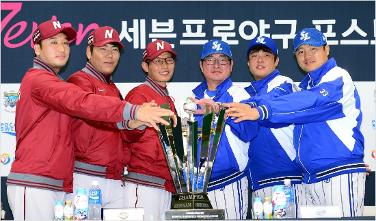 '안지만,넘어갔어~!'지난해한국시리즈미디어데이때삼성박한이,안지만,류중일감독과넥센염경엽감독,강정호,이택근(오른쪽부터)등양팀이우승컵에손을얹어승리를다짐하는모습.(자료사진=삼성)