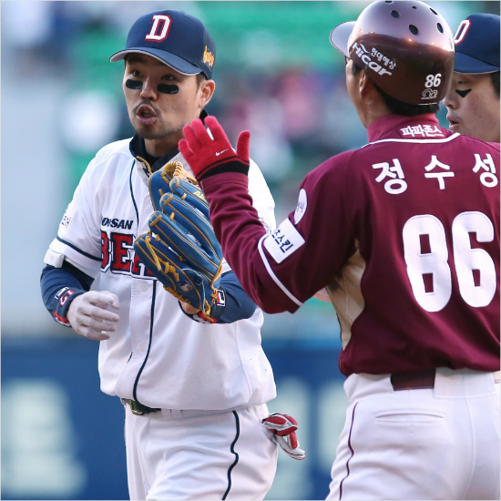 '공잡으려고했을뿐이라니까요'두산오재원(왼쪽)이11일넥센과준플레이오프2차전8회수비도중서건창의번트를아웃시키는과정에서갈등이벌어지자글러브를들고항변하는모습.(자료사진=두산)