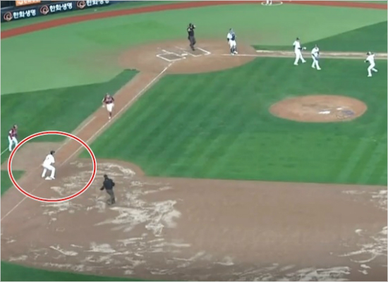 두산2루수오재원(빨간원)이넥센과준플레이오프2차전8회초무사1,2루에서서건창의희생번트때1루베이스커버를들어간장면.3루수허경민의송구가오기전부터베이스를완전히막아선모양새다.(사진=KBS중계화면캡처)