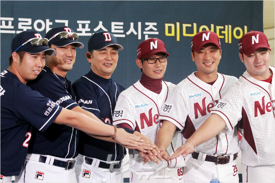 '2013프로야구준플레이오프'미디어데이당시넥센과두산감독,선수들의모습.왼쪽부터두산유희관,홍성흔선수,김진욱감독,넥센염경엽감독,이택근,박병호.(자료사진=윤성호기자)