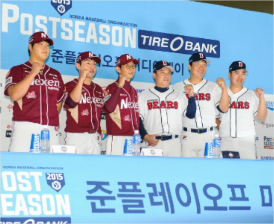'경직된넥센,웃는두산'지난9일준플레이오프미디어데이에서선전을다짐하는넥센조상우,서건창,염경엽감독과두산김태형감독,김현수,유희관(왼쪽부터).두팀의표정이대조를이룬다.(자료사진=넥센)