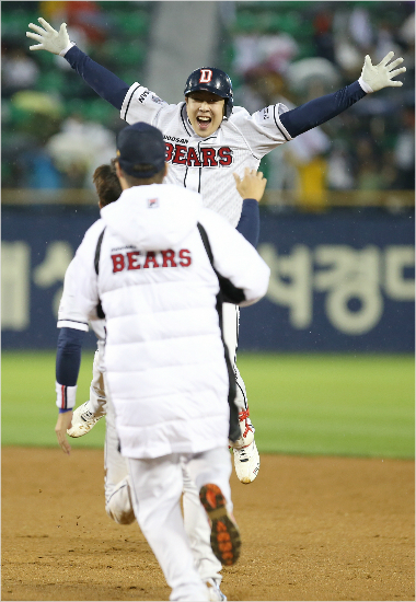 10일넥센과준플레이오프1차전끝내기안타를때려낸두산박건우.(자료사진=두산)