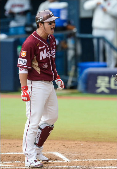 11일두산과준플레이오프2차전에서6회삼진을당한넥센박병호가억울함을큰소리로표현하는모습.(자료사진=넥센)