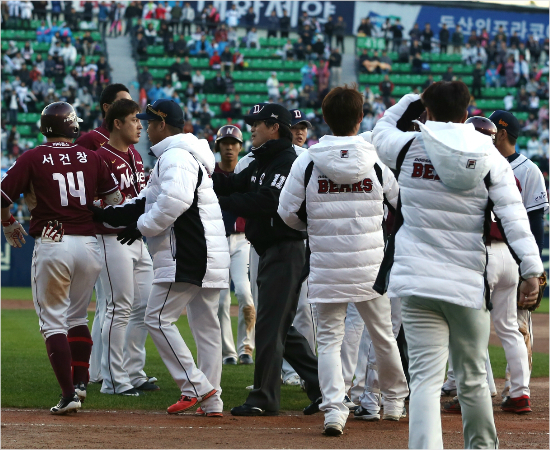 '의도된벤클?'11일두산-넥센의준플레이오프2차전에서양팀선수들이8회그라운드대치상황을벌이는모습.(자료사진=두산)