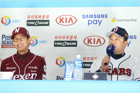 '염감독,오해는말아'지난9일준플레이오프미디어데이에서김태형두산감독(오른쪽)이너스레를떨자염경엽넥센감독이웃는모습.(자료사진=두산)