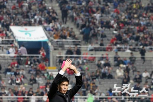 설기현이9일서울상암월드컵경기장에서열린축구국가대표팀평가전대한민국과자메이카의경기에서치뤄진자신의은퇴식에서관중들을향해인사하고있다.(사진=윤성호기자)