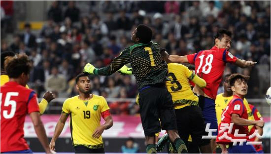 최근소속팀에서줄어든입지로마음고생을했던지동원(등번호18번)은5년여만의A매치골을넣는등13일자메이카와축구대표팀평가전에서맹활약하며한국의3-0승리를이끌었다.윤성호기자