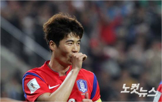 최근딸을얻은축구대표팀의주장기성용은자메이카와평가전에서한국의두번째골을넣은뒤엄지손가락을빠는세리머니로기쁨을표현했다.윤성호기자