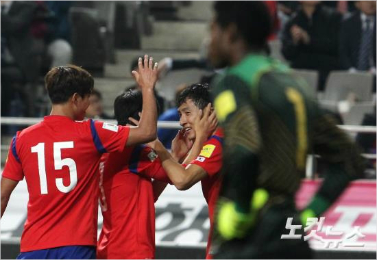 최근소속팀에서도입지가흔들렸던지동원(가운데)은오랜만에소집된대표팀에서맹활약하며얻은자신감을얻었다.윤성호기자