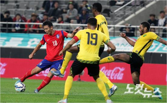 지동원은지난4년의A매치골가뭄이답답했다면서자메이카전의맹활약을통해어느정도답답함을털었다면서소속팀으로돌아가좋은경기력을되찾겠다는각오를선보였다.윤성호기자