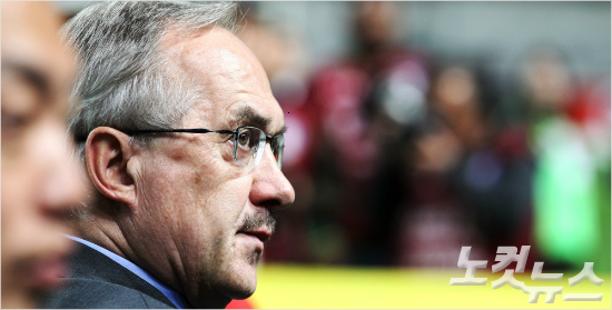 울리슈틸리케감독은1년전한국대표팀의지휘봉을잡은뒤'열린'운영을통해다양한선수들에게대표팀승선의기회를주며치열한내부경쟁을이끌었다.윤성호기자