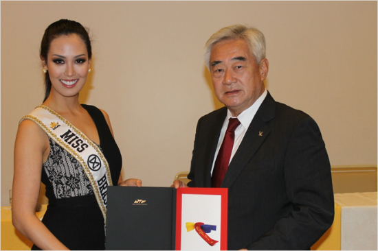 세계태권도연맹조정원총재가홍보대사로임명된2015미스월드브라질카타리나최누네스와기념촬영을하고있다.(시진=WTF제공)
