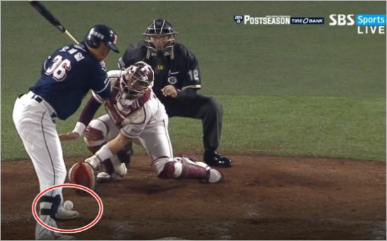 '맞았는데...'두산오재일이13일넥센과준플레이오프3차전9회조상우의공에왼발등을맞는모습(빨간원).중계화면에서는분명히공이발등을스치며방향이바뀐다.(사진=SBS스포츠화면캡처)