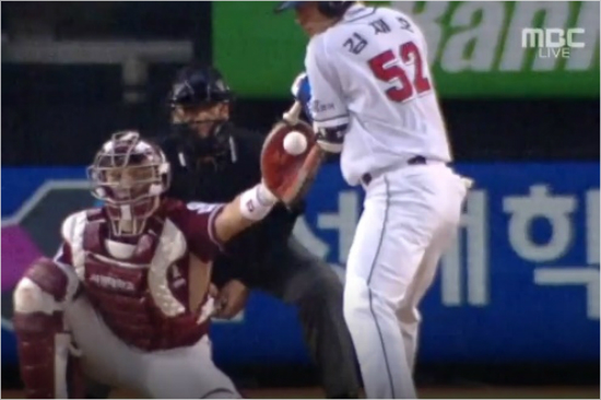'안맞았는데...'두산김재호가10일넥센과준플레이오프1차전에서9회조상우의몸쪽공을피하는장면.공은김재호의몸을맞지않았으나구심은사구판정을내렸다.(사진=MBC중계화면캡처)