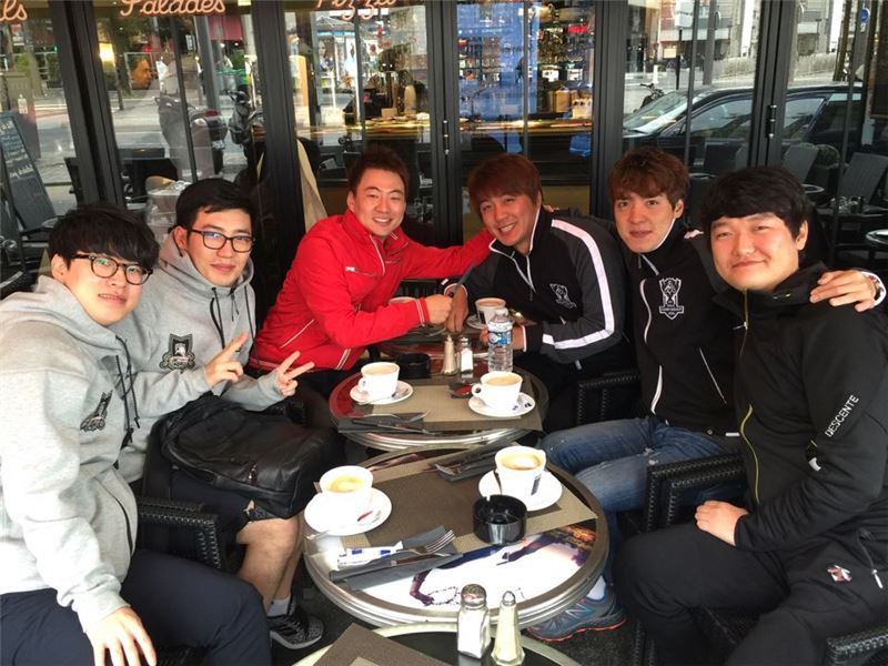 롤드컵 선전을 위해 프랑스 파리에서 의기 투합한 SK텔레콤, KT, KOO 코칭 스태프. 협회 지원팀은 이 팀들을 위해 출전팀들의 사전 데이터를 공유하는 등 전력 분석을 도왔다.