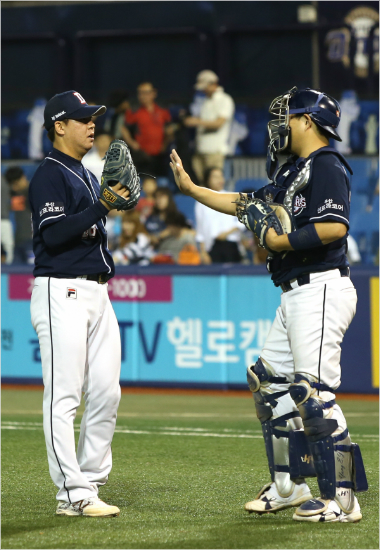 두산마무리이현승(왼쪽)과포수양의지.(사진=두산베어스제공)